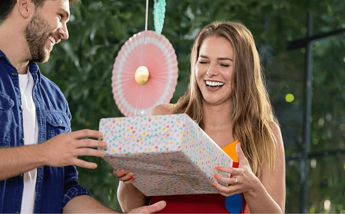 A new smile is a gift - unwrapping gifts - Invisalign Europe