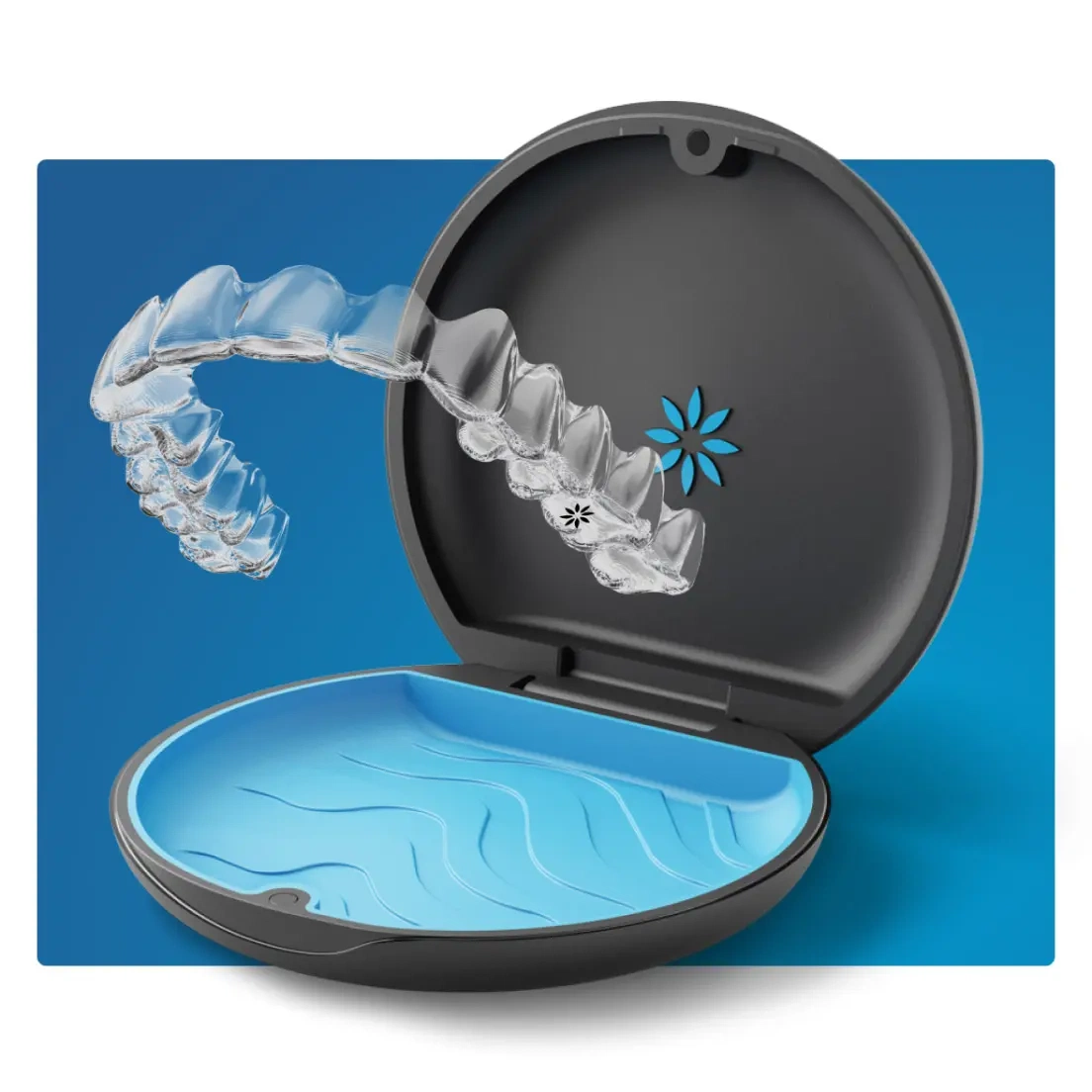 Gli allineatori Invisalign® e la loro custodia su sfondo blu.