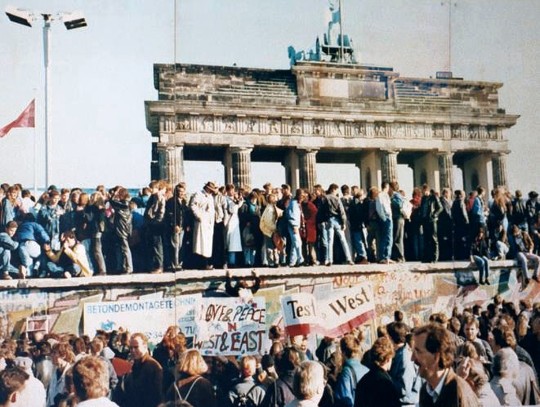 1989 Photo of berlin wall coming down