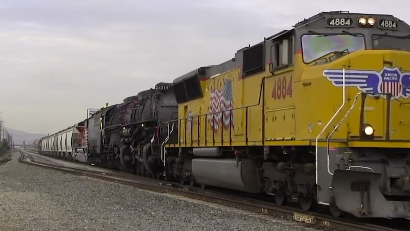 Big Boy teamed up with modern locomotive, hauling freight. Credit WanderRails.com.