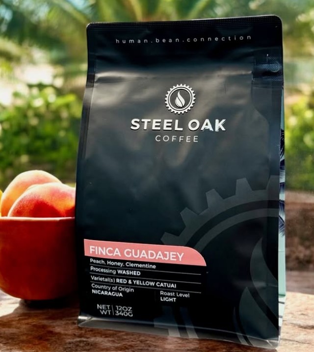 Bolsa de café negra de Steel Oak Coffee.