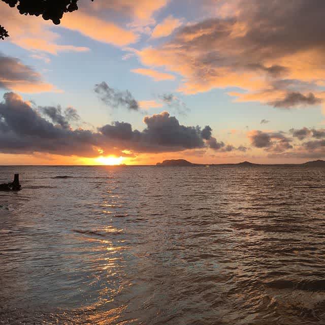 #sunsets + #fridays = #helloweekend 😍 #tgif happy #alohafriday #friyay!