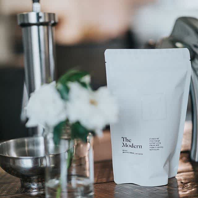 Pushing coffee forward @barninela in #CulverCity and beyond, with appreciation for beauty in the simplest details #qualityinsideout #specialtycoffee #coffeepackaging #customcoffeebags #coffeepackagingprinting 📷: @barninela