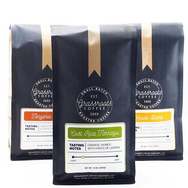 💚 this beautiful new #packaging @grassrootscoffee, which has been roasting small batches of delicious #specialtycoffee in #georgia since 2009 #greatbrandsgreatpackage #coffeepackaging #customcoffeebags #coffeepackagingprinting 📷: @grassrootscoffee