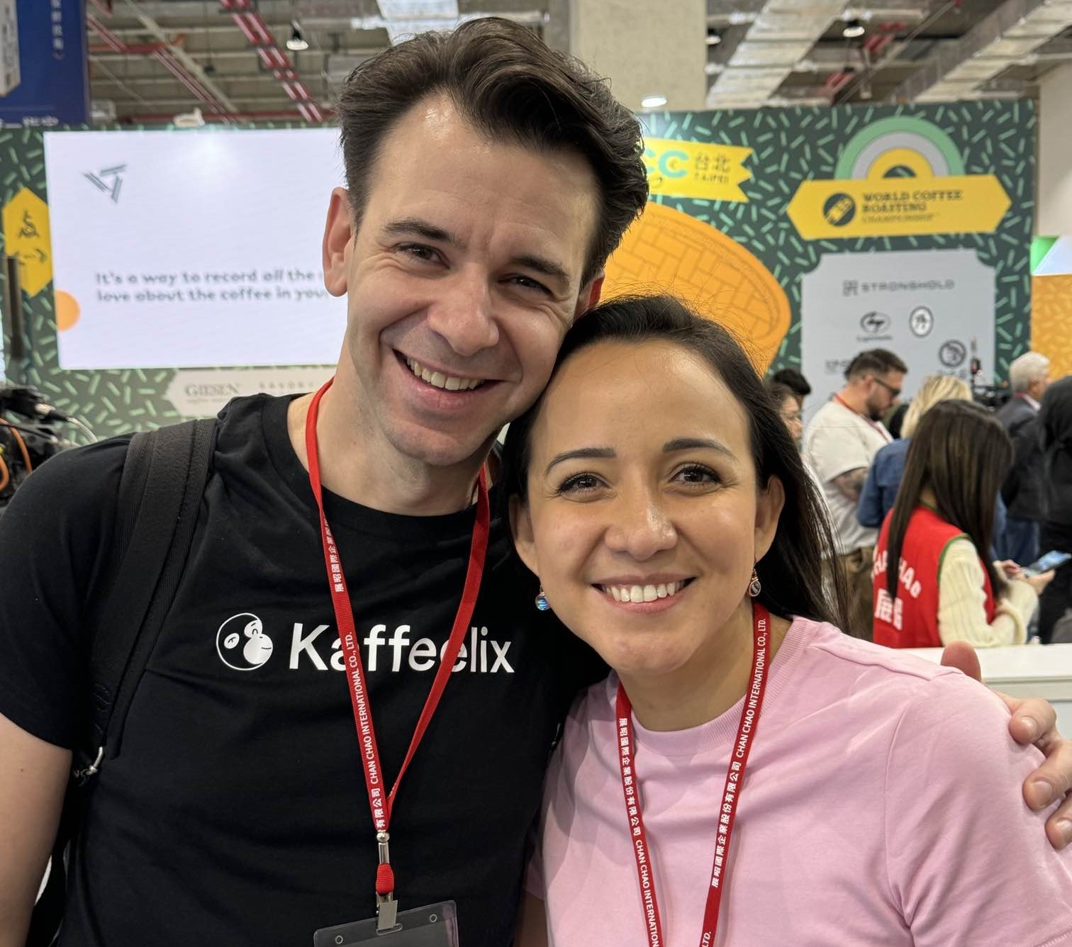  Stephanie Gonzalez من Savor Brands مع Felix Teiretzbacher، بطل بطولة العالم للتحميص لعام 2022 وصاحب Kaffeelix