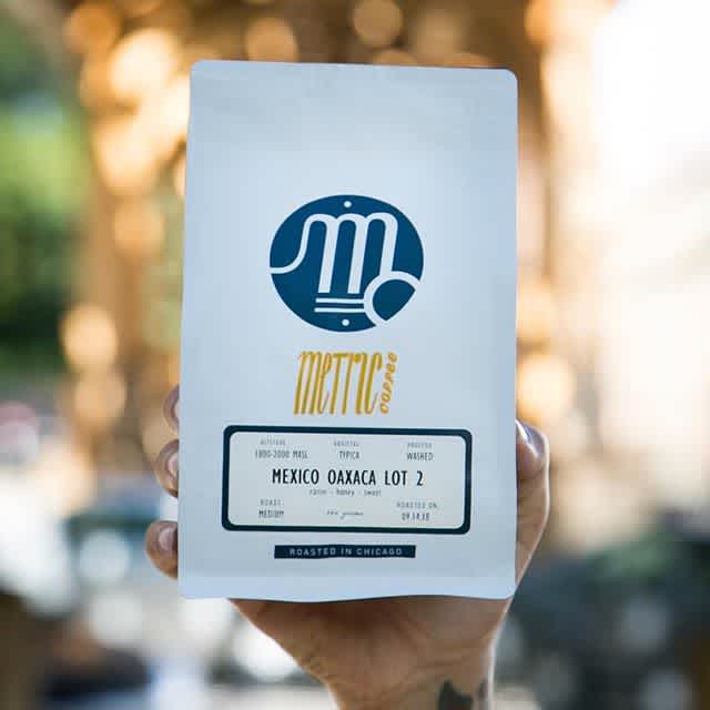 Radiant coffees made by humans @metriccoffee 🌟 #specialtycoffeeroaster #chicagocoffee #coffeepackaging #customcoffeebags 📷: @metriccoffee