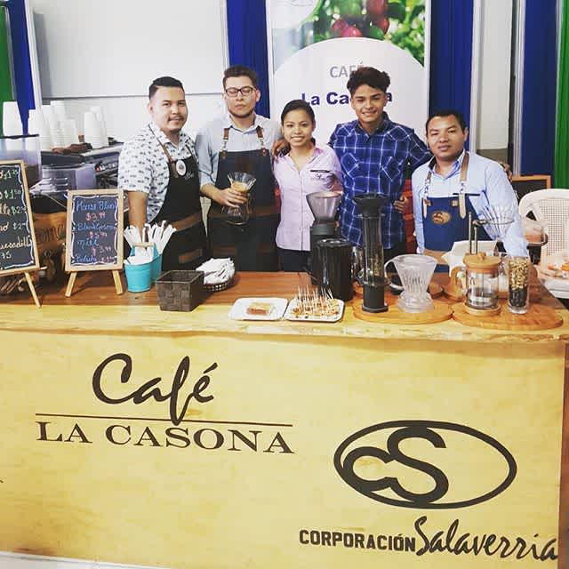 Happy to celebrate #internationalcoffeeday with local coffee producers and roasters from #ElSalvador ☕️#elsalvadorcoffee #coffeepackaging #customcoffeebags #coffeepackagingprinting