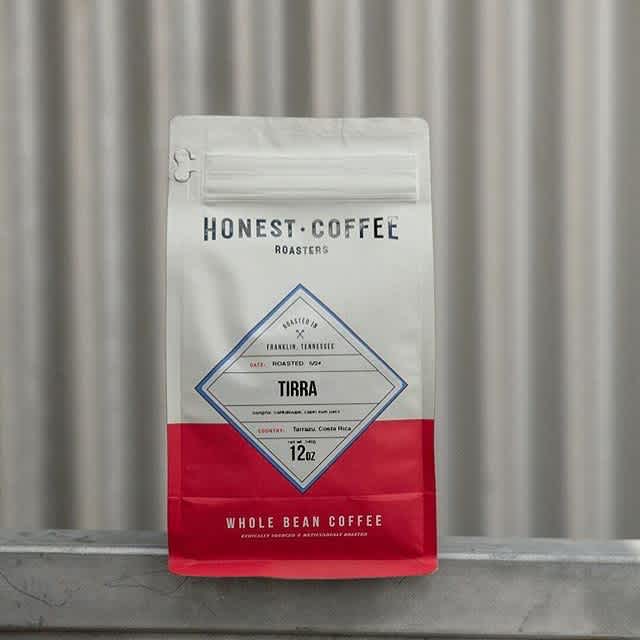 A ☕️ shared with a friend is happiness tasted and time well-spent @honestroasters #qualityinsideout #coffeepackaging #customcoffeebags #coffeepackagingprinting 📷: @4thebirds