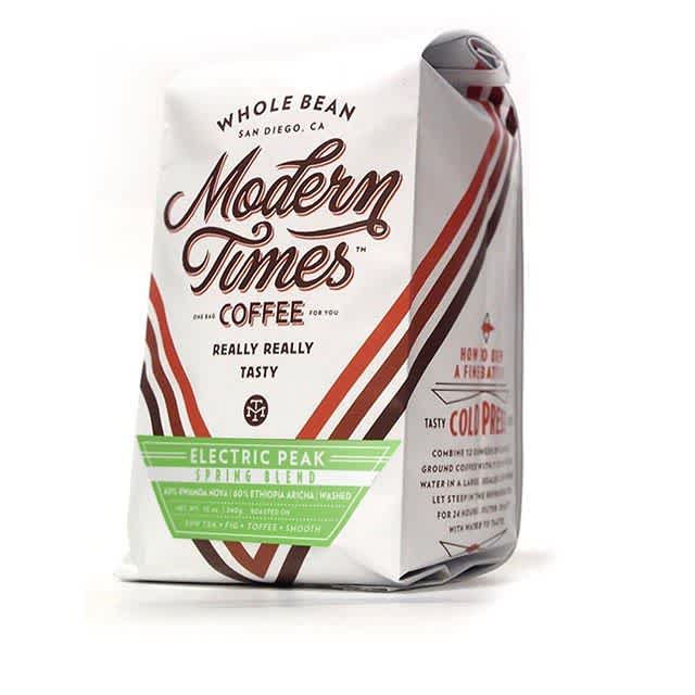 Really, really tasty #specialtycoffee roasted to perfection @moderntimesbeer in #sandiego #greatbrandsgreatpackage #coffeepackaging #customcoffeebags #coffeepackagingprinting #regram 📷: @moderntimesbeer