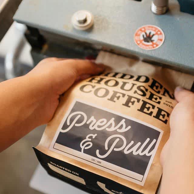 Hospitality and an ongoing pursuit of quality @hiddenhousecoffee #specialtycoffeeroaster #qualityinsideout #coffeepackaging #customcoffeebags 📷: @hiddenhousecoffee