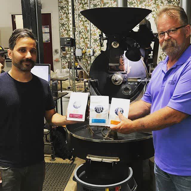Excited to be in #Chicago for #CoffeeFest! Great time catching up with Xavier @metriccoffee in #westfulton, who roast delicious #specialtycoffee #madebyhumans. #greatbrandsgreatpackage #coffeepackaging #customcoffeebags #coffeepackagingprinting
