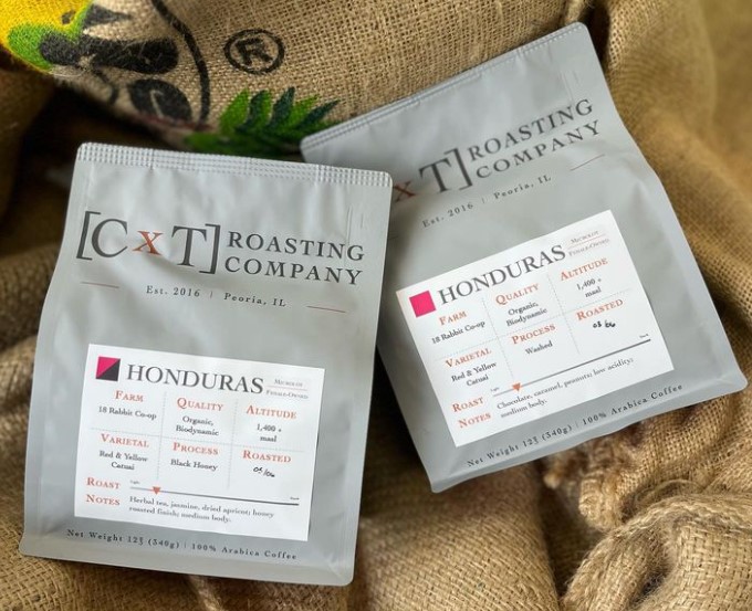Sacos de café da CxT Roasting Company com datas de torra.