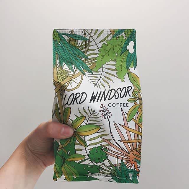 Nothing makes us happier than a happy package filled with delicious #specialtycoffee 🌿💚 @lordwindsorcoffee 📷: @ea.f #coffeepackaging #customcoffeebags #coffeepackagingprinting