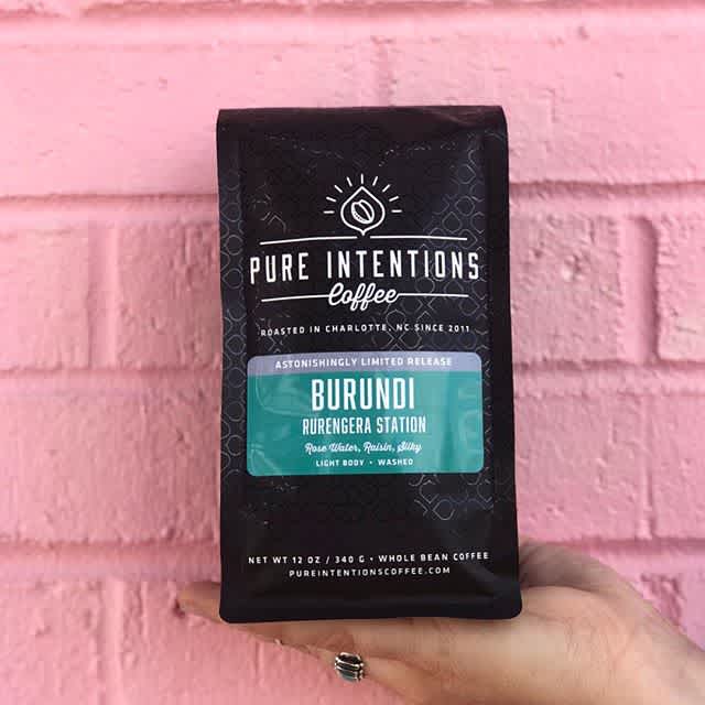 #PourPure @pureintentionscoffee, roasting exceptional #specialtycoffee in Charlotte since 2011  #fairtradecoffee #organiccoffee #coffeepackaging #customcoffeebags 📷: @pureintentionscoffee