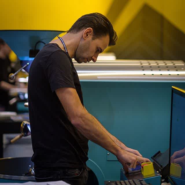 Day 2 at the World Coffee Roasting Championship showcased the competitors skills roasting their single origin coffees.Tomorrow, these talented champions will roast their blends concluding the competition phase here in Taipei! 