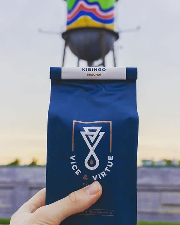 @vicevirtuecoffee Micro-batch roaster of mega-good coffee #vicevirtuecoffee #specialtycoffeeroaster #coffeepackaging #customcoffeebags 📷: @vicevirtuecoffee