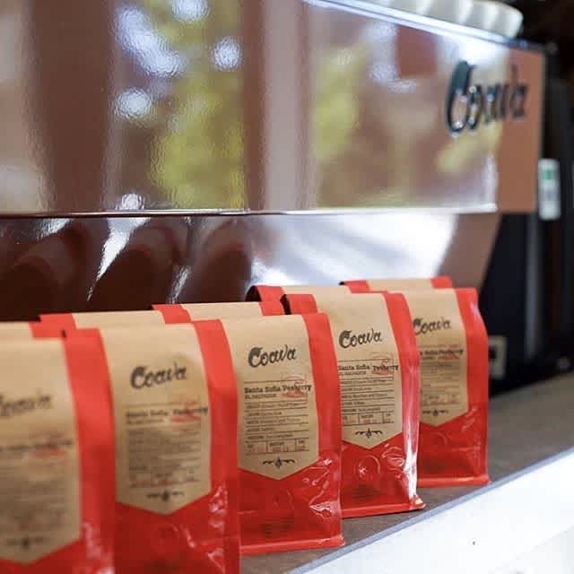 Quality, complexity and balance in every cup @coavacoffee with vibrant red #packaging #specialtycoffee #coffeepackaging #customcoffeebags #coffeepackagingprinting #regram 📷: @coavacoffee