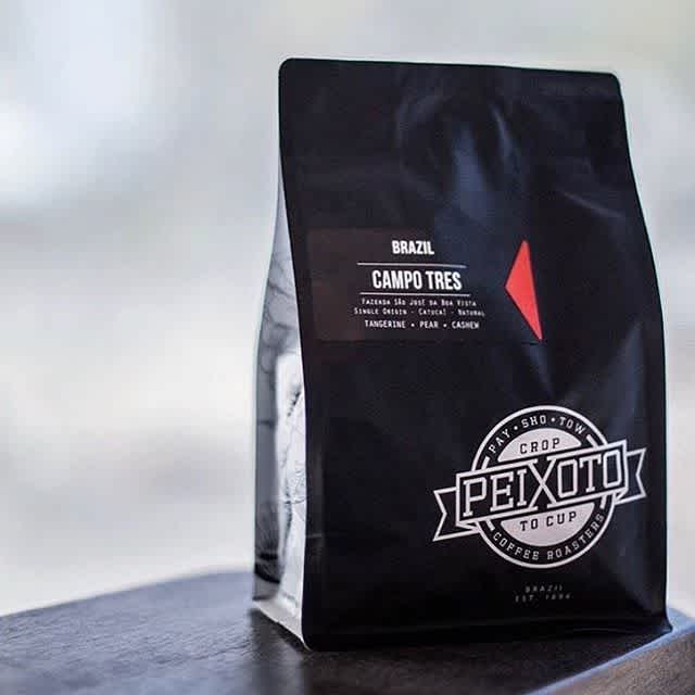 #specialtycoffee grown, roasted and brewed @peixotocoffee - a true #croptocup experience from their family #coffeefarm in Brazil to your cup #qualityinsideout #coffeepackaging #customcoffeebags #coffeepackagingprinting 📷: @peixotocoffee