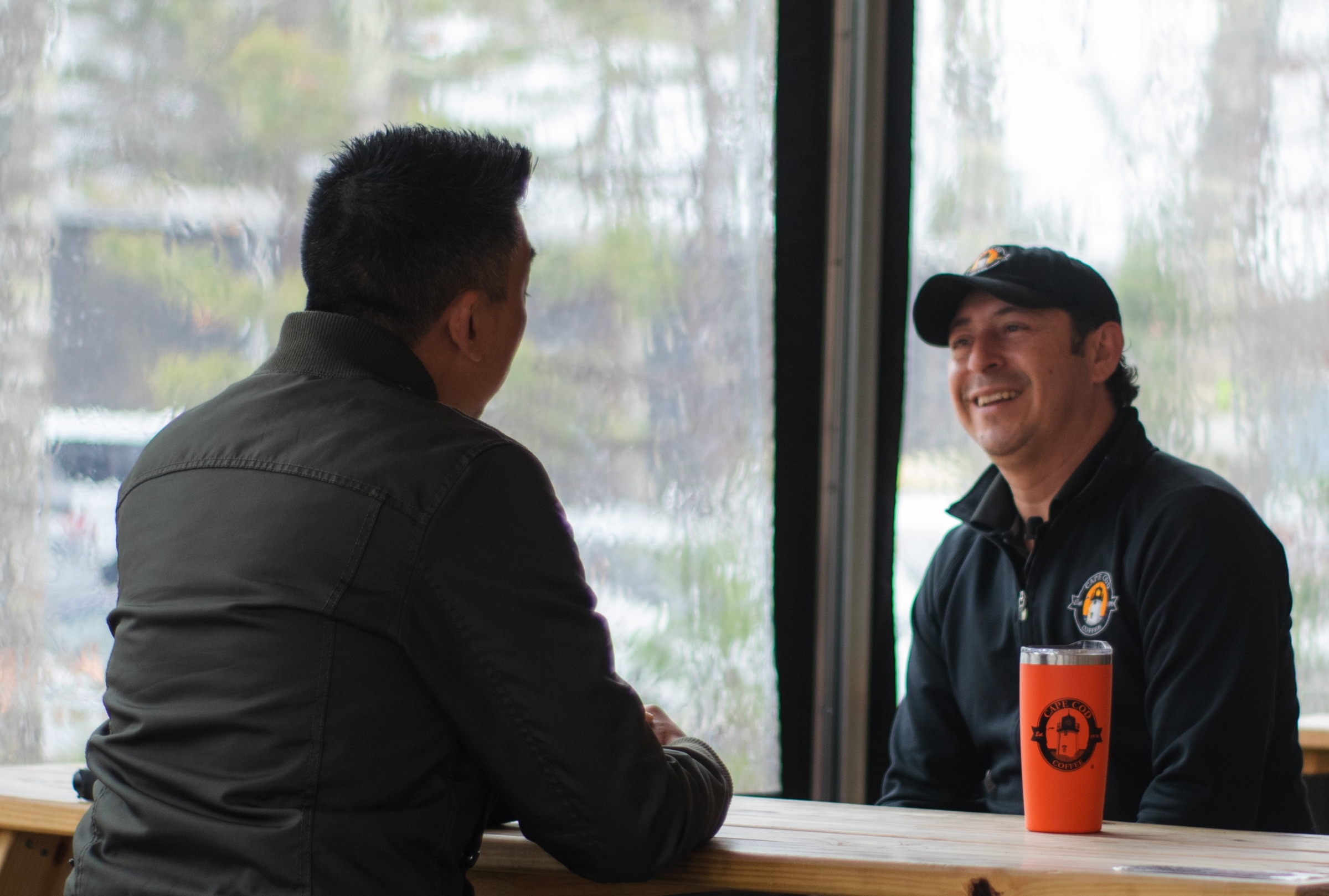  Coffee Director Marc Marquez يتحدث مع Luis Sierra، Head Roaster لشركة Cape Cod Coffee