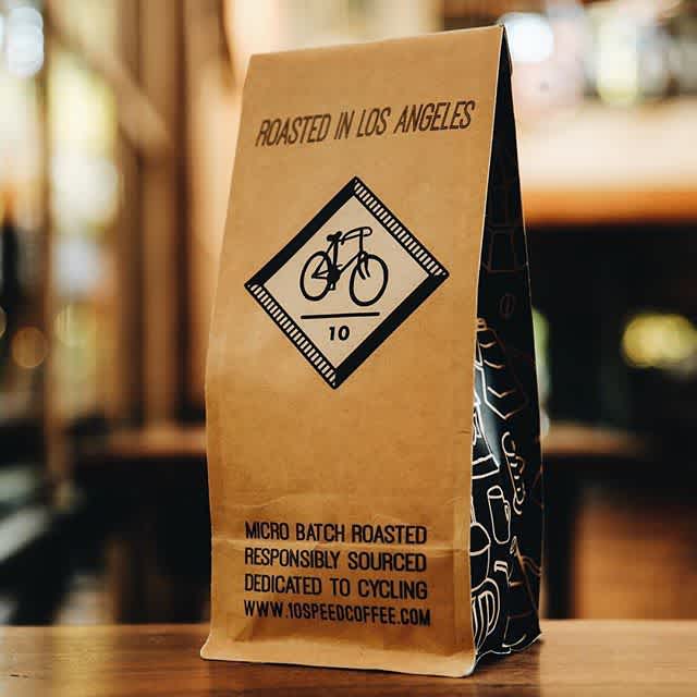Responsibly sourced and #microbatch roasted in #LA @10speedcoffee with sleek #kraft #packaging #specialtycoffee #cyclingculture #greatbrandsgreatpackage 📷: @10speedcoffee
