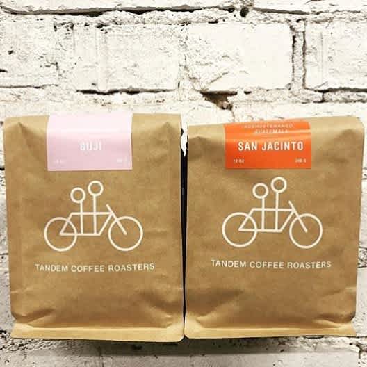 Roasted in #PortlandMaine @tandemcoffeeroasters 💕🧡 #specialtycoffee #qualityinsideout #coffeepackaging #customcoffeebags 📷: @tandemcoffeeroasters