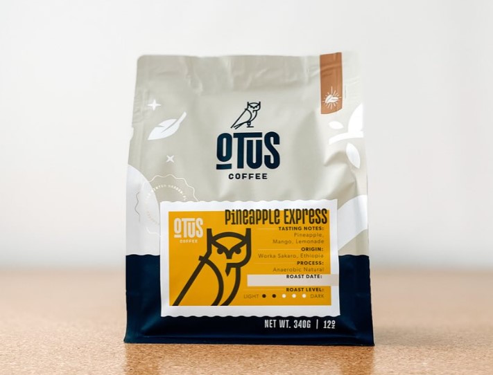 Bolsa de café Otus sobre el mostrador