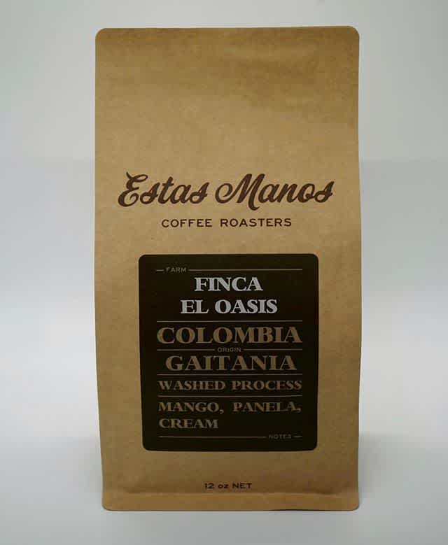Deliciously fresh roasted coffee from farmers’ hands to yours @estasmanos #specialtycoffeeroaster #ethicalcoffee #coffeepackaging #customcoffeebags 📷: @estasmanos