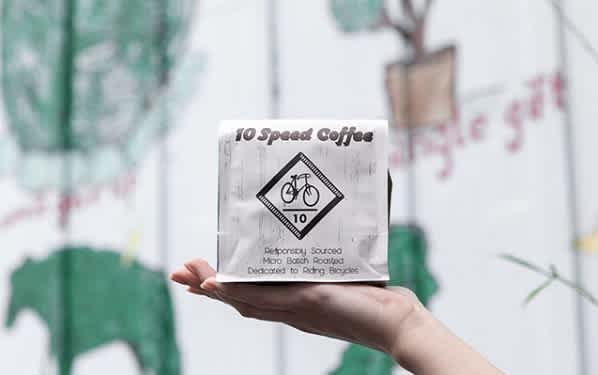 @10speedcoffee Carefully sourced, micro batch roasted, and packaged to perfection #10speedcoffee #specialtycoffeeroaster #coffeepackaging #customcoffeebags 📷: @10speedcoffee