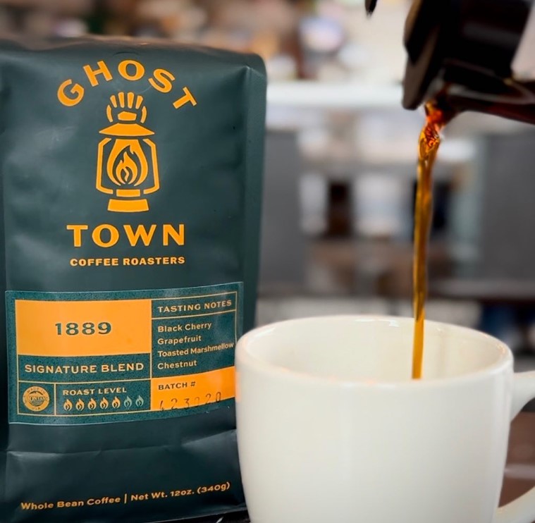 Rotulagem do peso líquido nos sacos de café da Ghost Town Coffee Roasters.