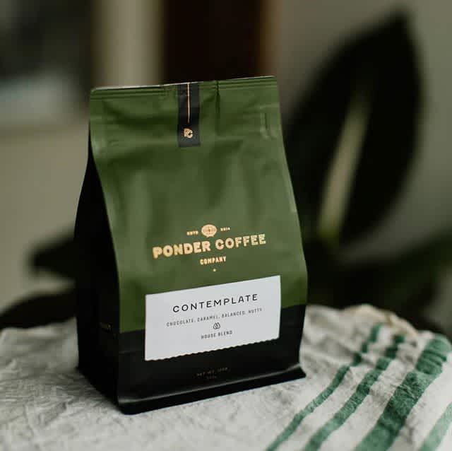 Offering a memorable #craftcoffee experience that cultivates thoughtful engagement with the whole story of coffee @pondercoffeeco #specialtycoffeeroaster #coffeepackaging #customcoffeebags 📷: @pondercoffeeco