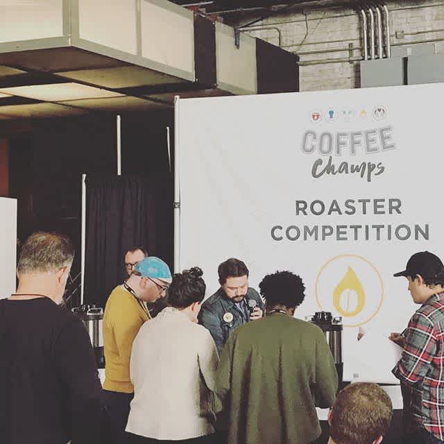 Volunteering at #USCoffeeChamps #NewOrlreans and helping the amazing competitors has been an awesome experience! Here’s Paul helping to time the super talented Benjamin from @rockfordroastingco during the #roastercompetition. 🙌🏽
