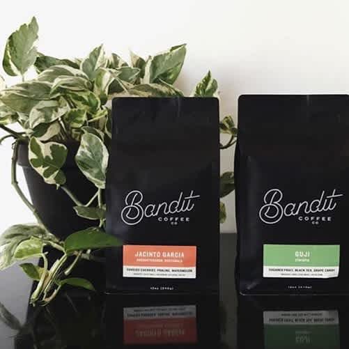 Keeping coffee simply delicious @banditcoffeeco, a multi-roaster #coffeebar in #StPetersburgFL 🖤#specialtycoffee #coffeepackaging #customcoffeebags #coffeepackagingprinting 📷: @banditcoffeeco