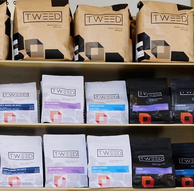 #weavemoments @tweedcoffee #tweedcoffee #specialtycoffeeroaster #coffeepackaging #customcoffeebags 📷: @tweedcoffee