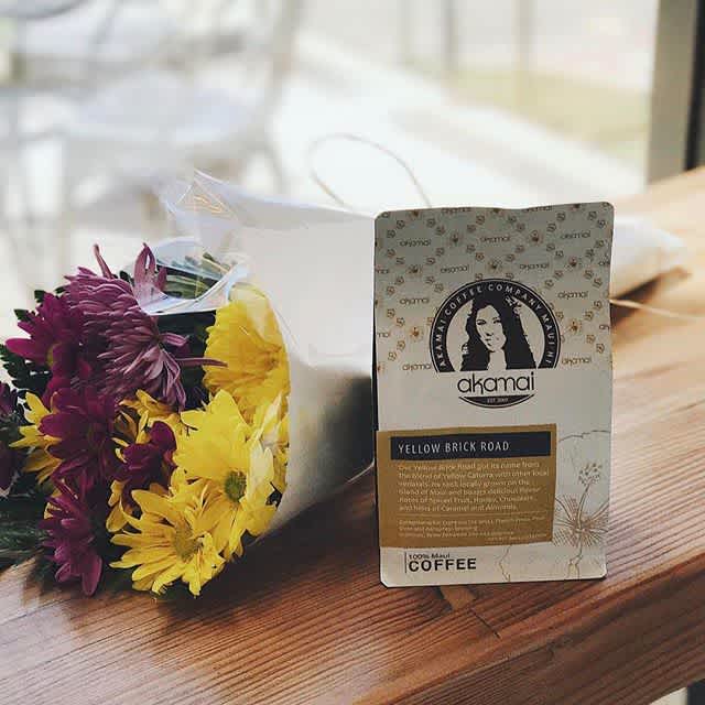 100% Maui #coffee locally grown and roasted @akamaicoffee #mauicoffee #specialtycoffee #coffeepackaging #customcoffeebags #coffeepackagingprinting 📷: @akamaicoffee