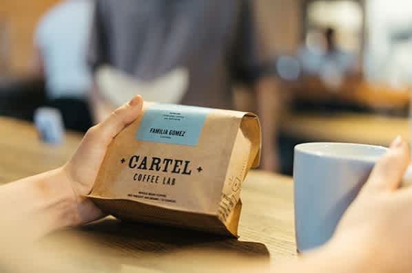 Roasted in sunny Arizona ☀️@cartelcoffeelab #cartelcoffeelab #specialtycoffeeroaster #coffeepackaging #customcoffeebags 📷: @cartelcoffeelab