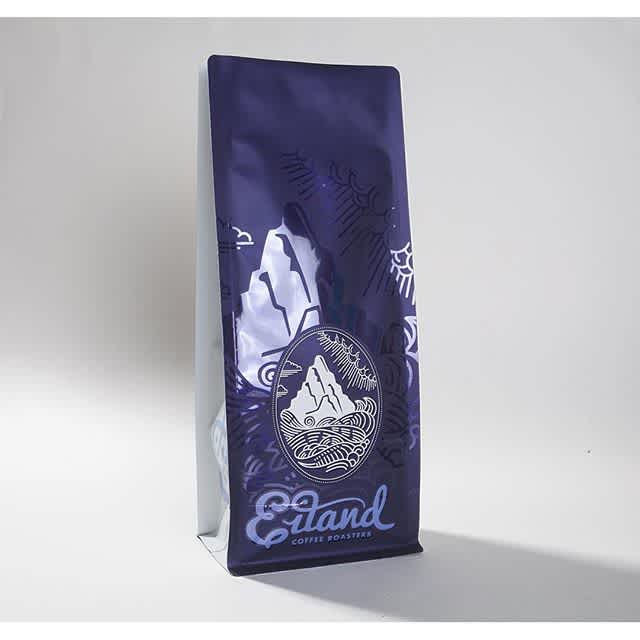 How about this beautiful half matte / half gloss finish! Gorgeous coffee bag printed for @eilandcoffeeroasters #print #packaging #matte #gloss #finish #coffeepackaging #coffee #printing #hawaii  #oahu