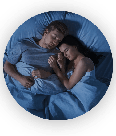 Una coppia che dorme tranquillamente grazie a ZzzQuil Natura