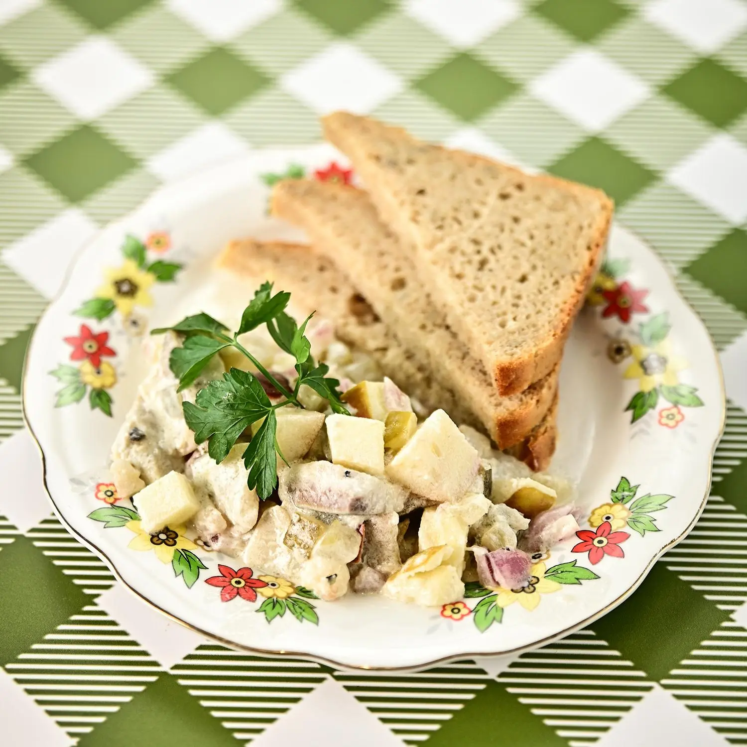 Sałatka śledziowa z chlebkiem żytnim