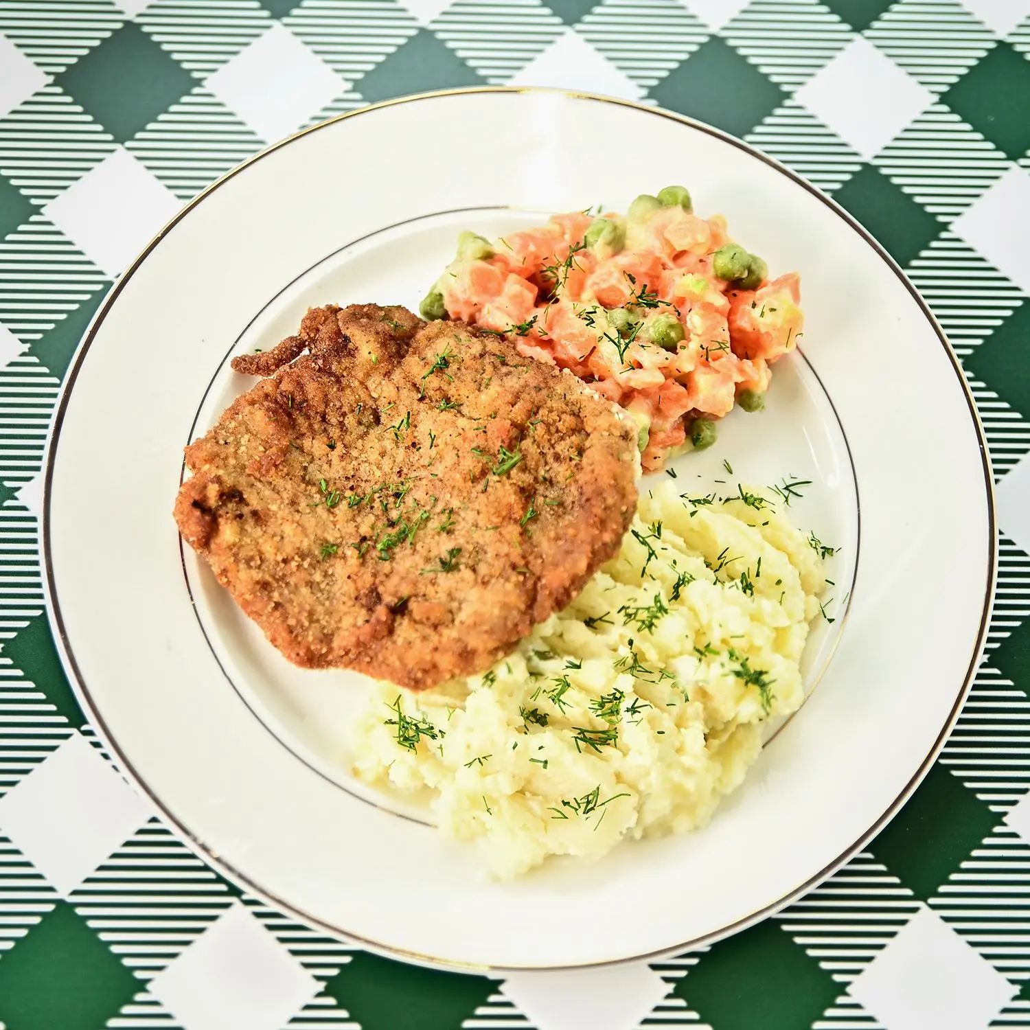 Panierowany kotlet schabowy z puree ziemniaczanym i gotowaną marchewką z groszkiem