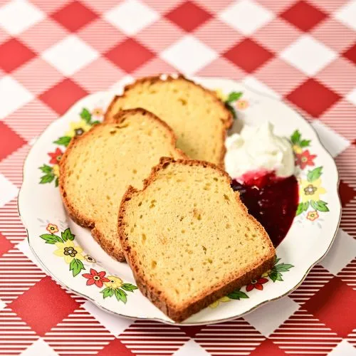 Cytrynowy chlebek z domowym serkiem i frużeliną z owoców leśnych