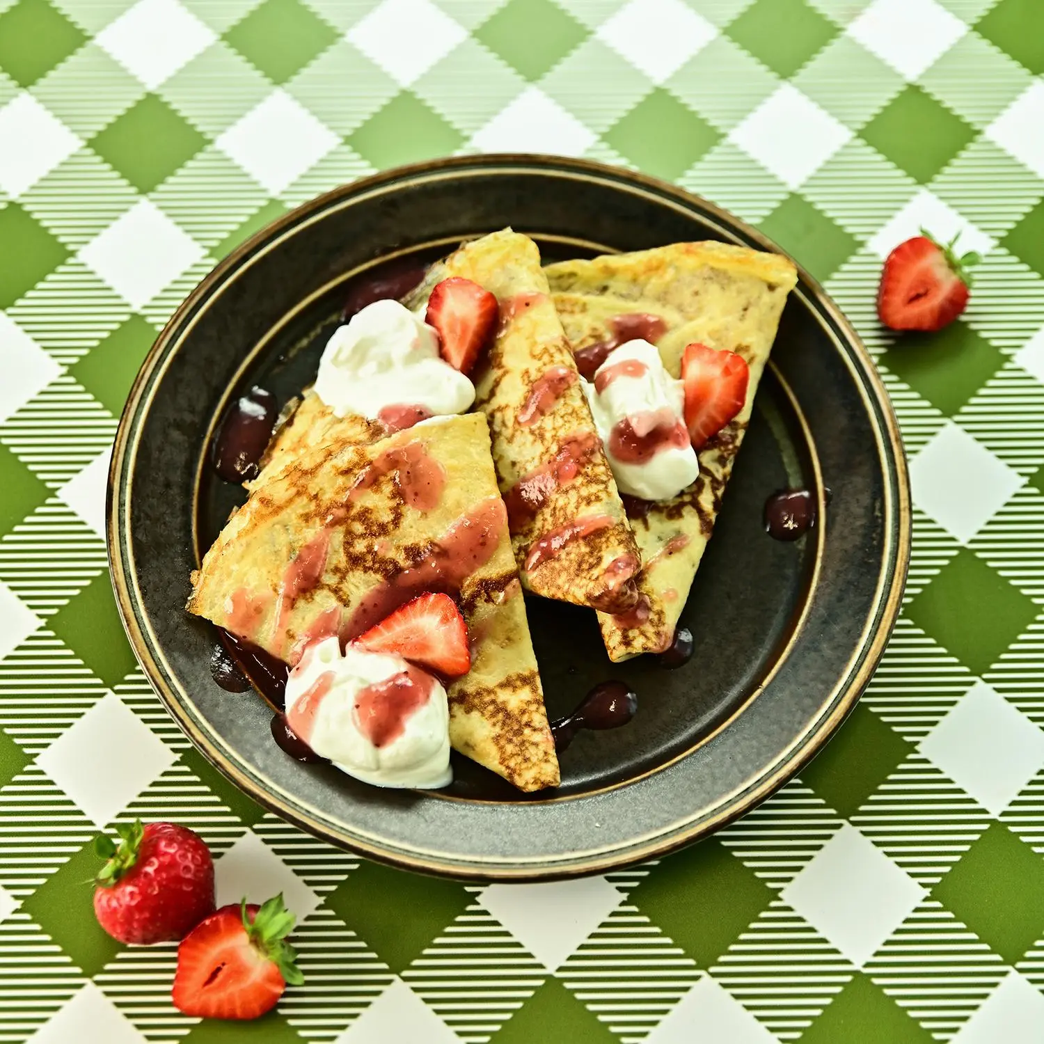 Naleśniki z domowym serkiem i musem truskawkowym