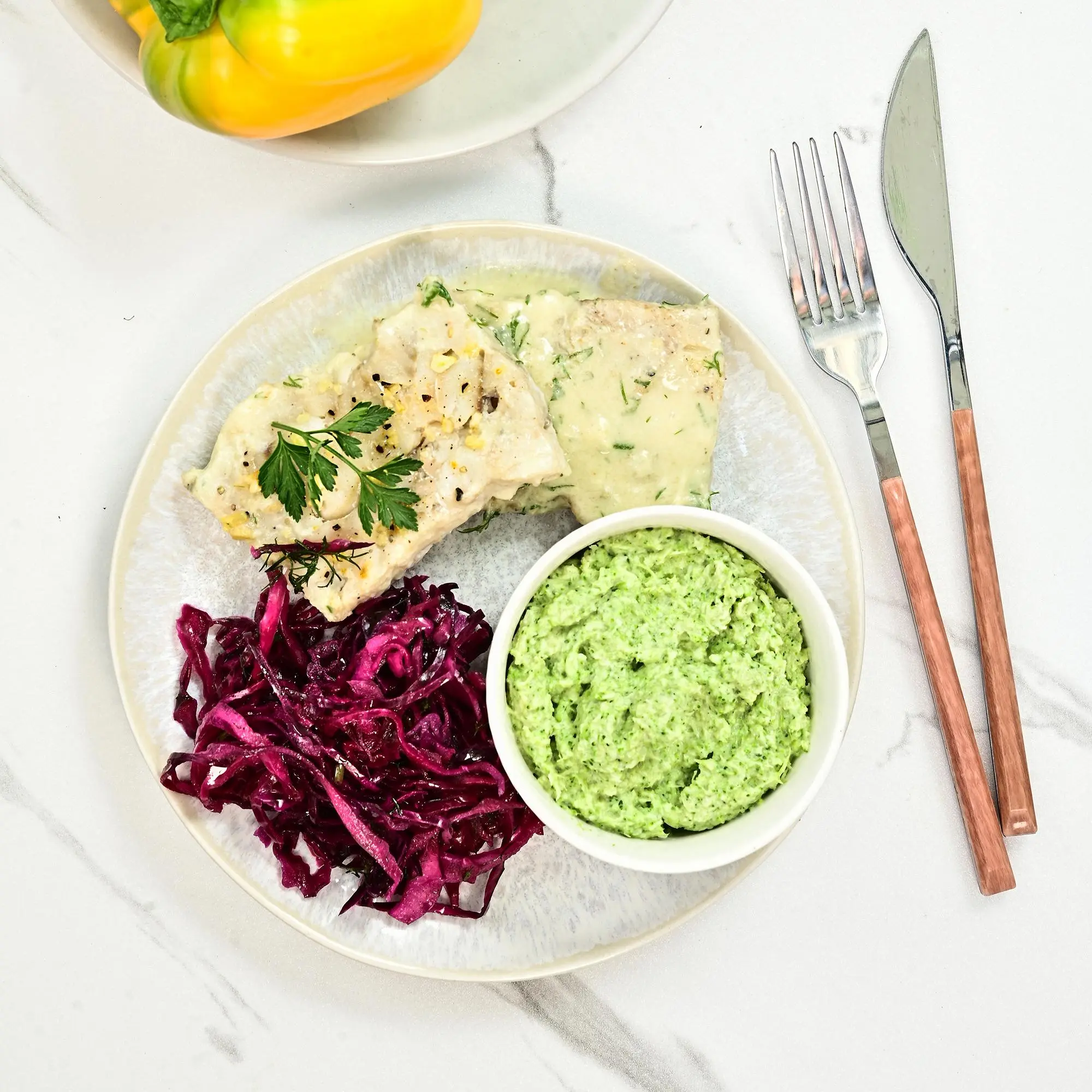 Pieczony mintaj w sosie chrzanowo-koperkowym z puree brokułowym i surówką z czerwonej kapusty