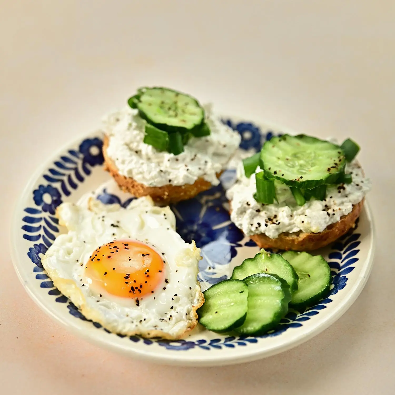 Jajko sadzone z twarożkiem ze szczypiorkiem, bułką kukurydzianą i ogórkiem
