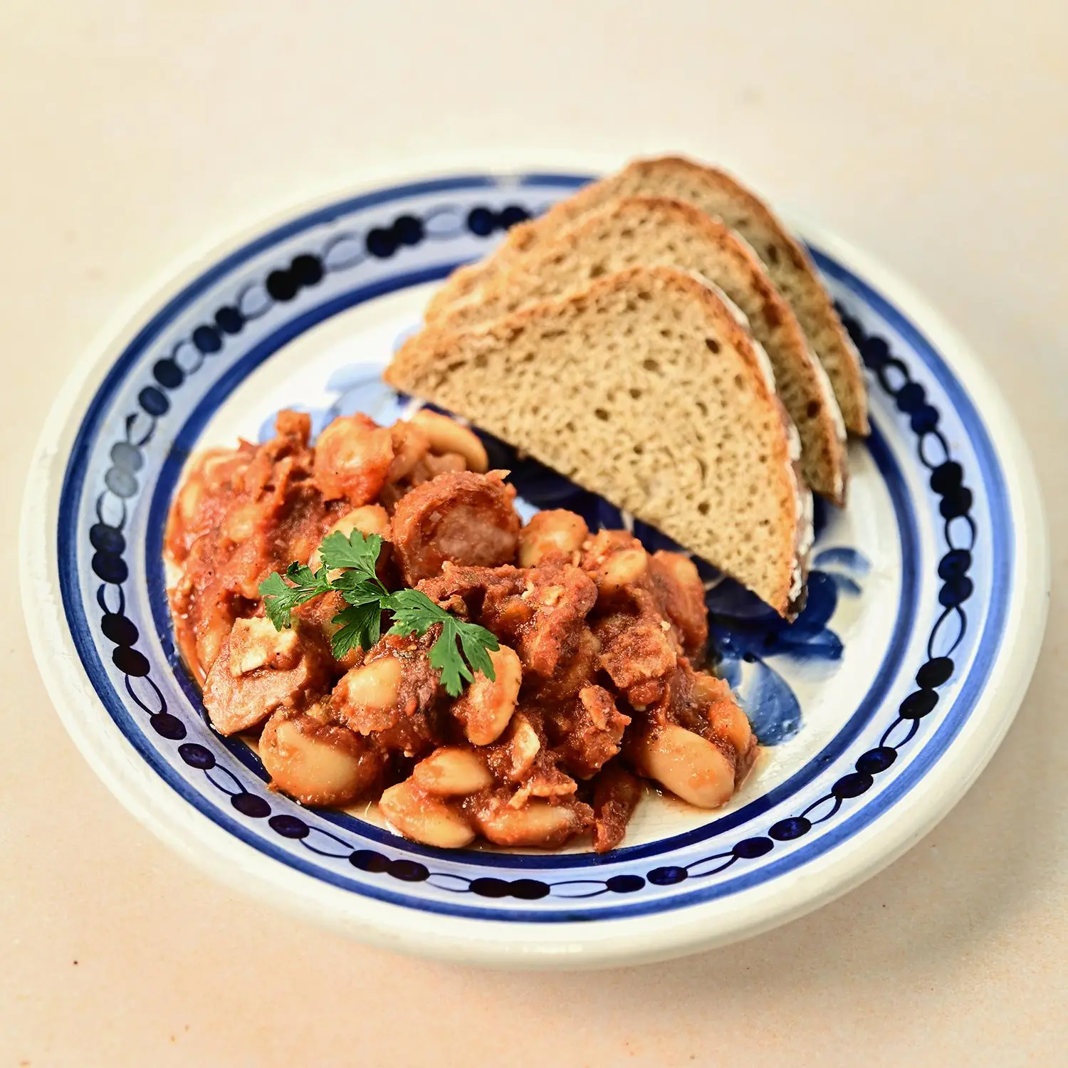 Fasolka po bretońsku z chlebem pszenno-żytnim