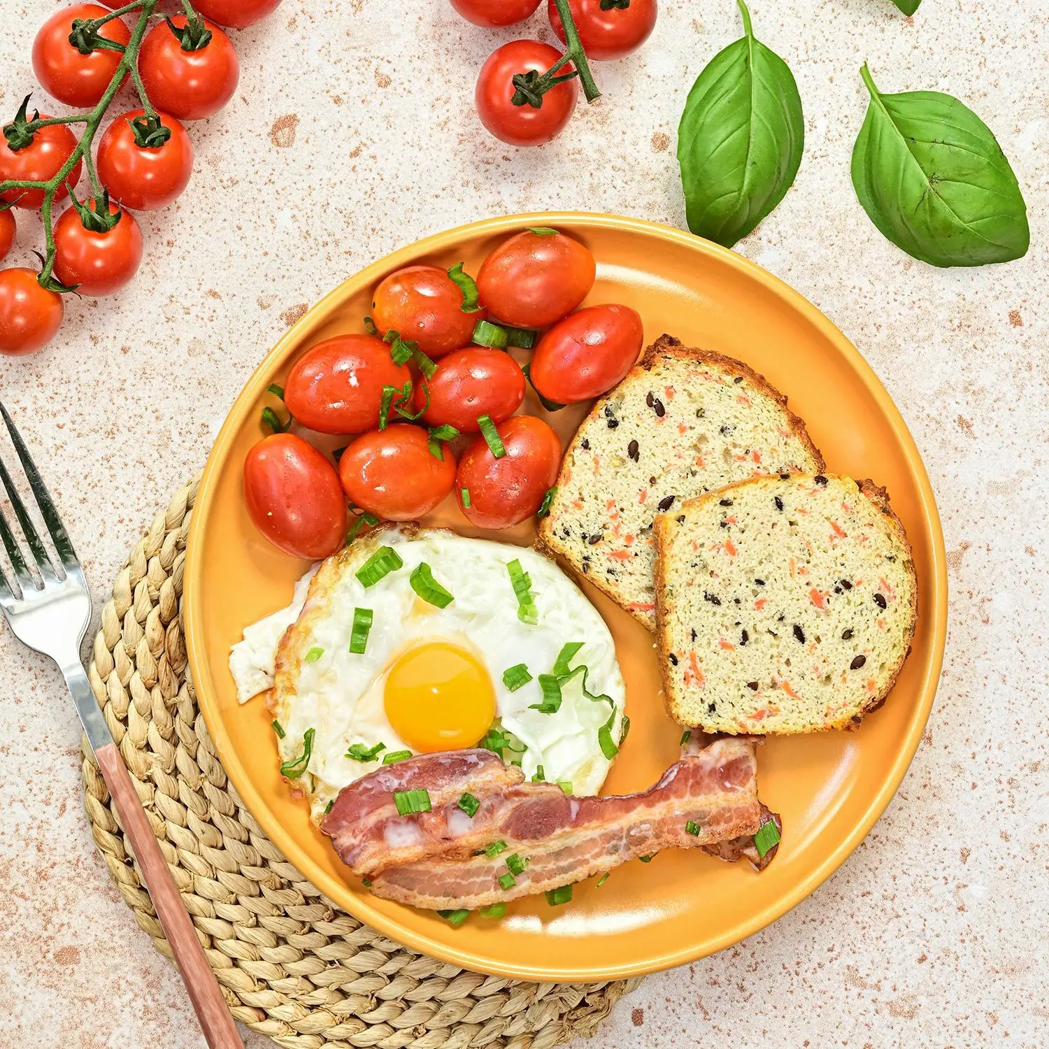 Jaja sadzone z chipsem z boczku z chlebkiem paleo i pomidorkami koktajlowymi