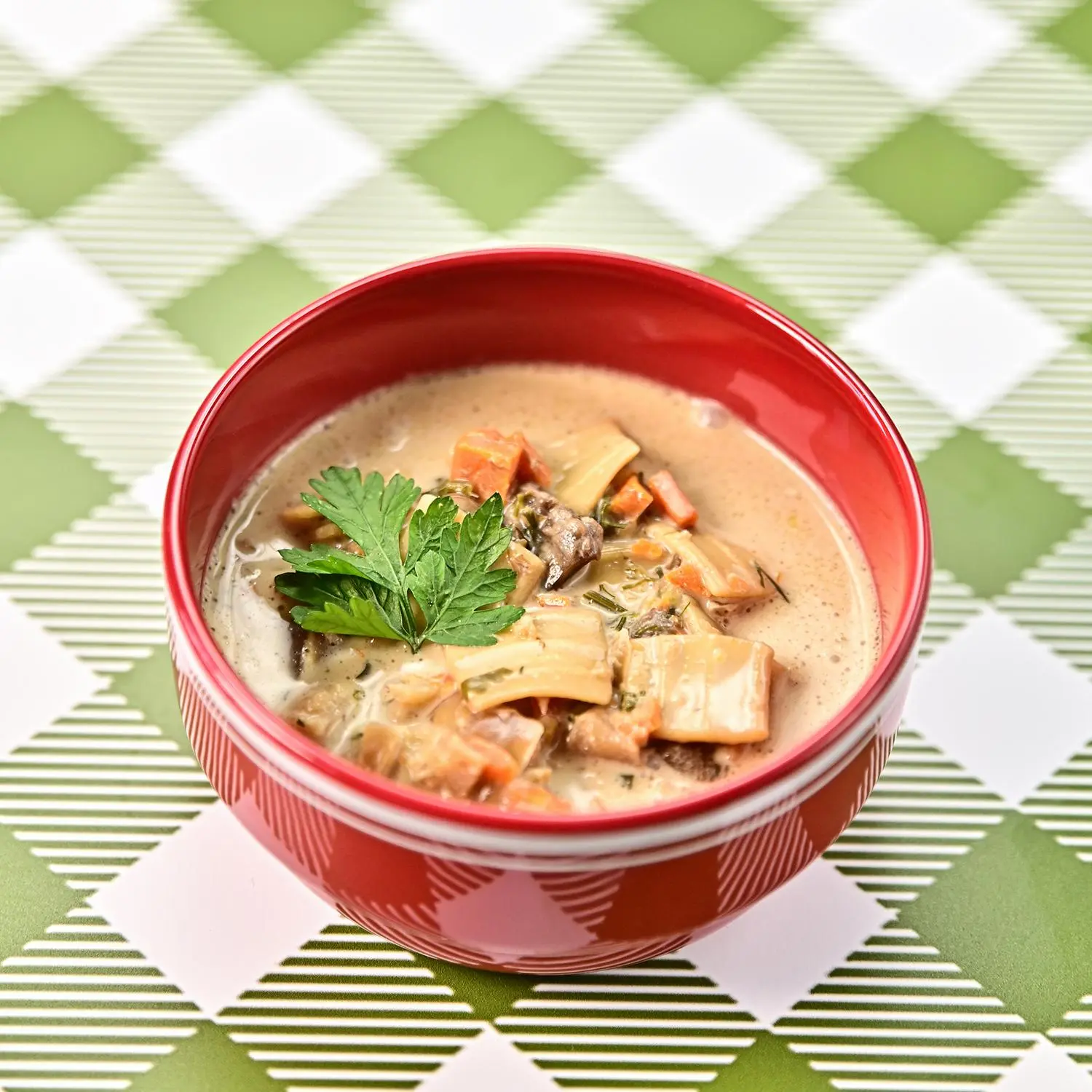 Tradycyjna zupa grzybowa z makaronem