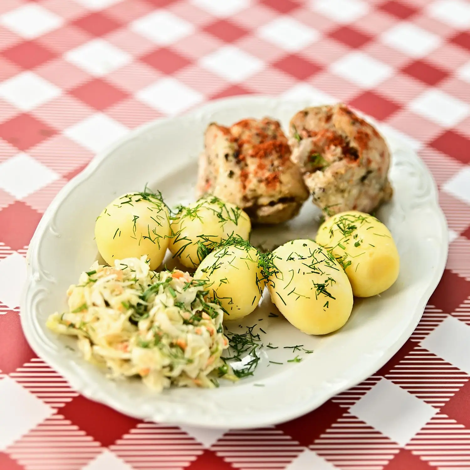 Pieczone udka z kurczaka z gotowanymi ziemniakami i surówką Colesław