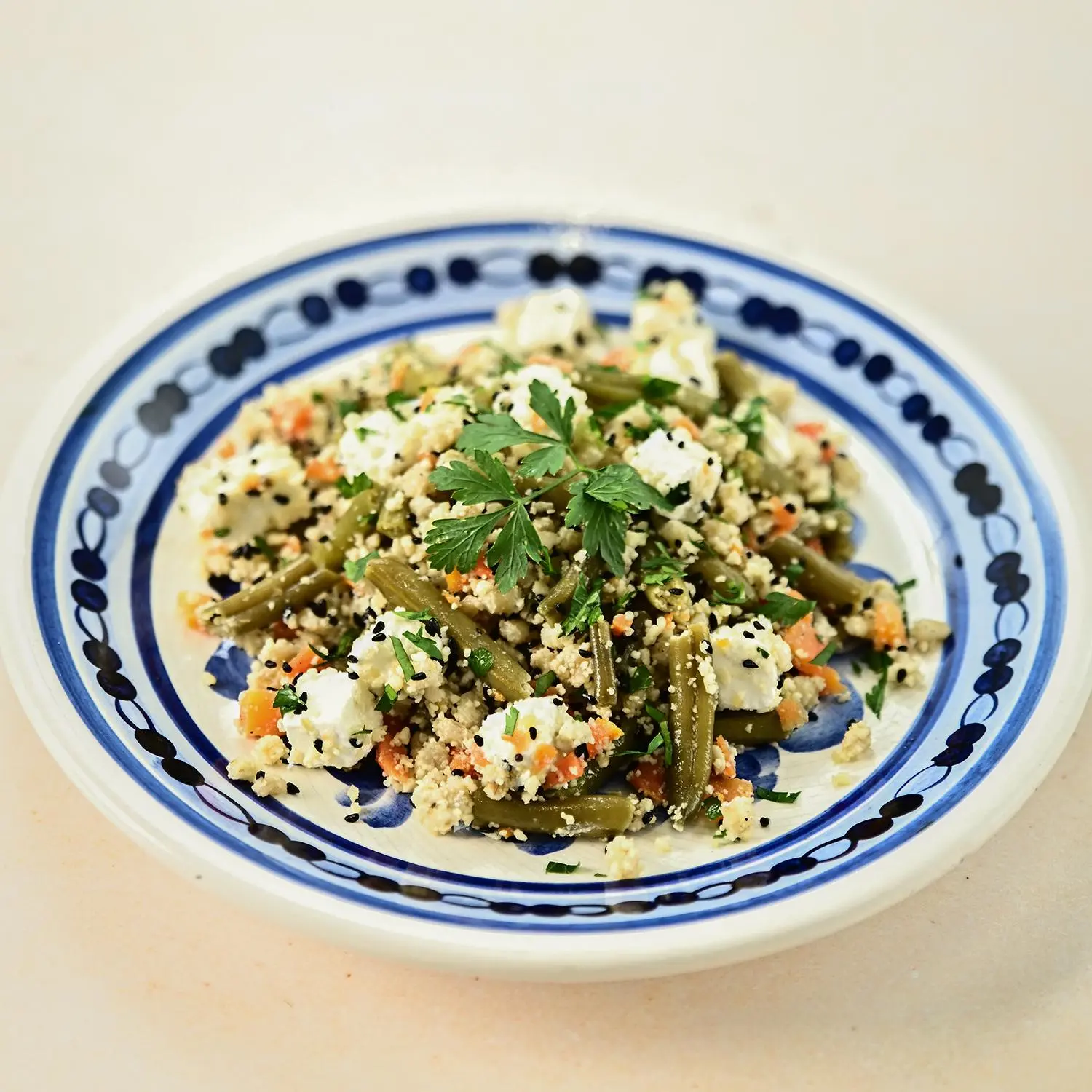 Pęczak z pieczonymi warzywami i fetą