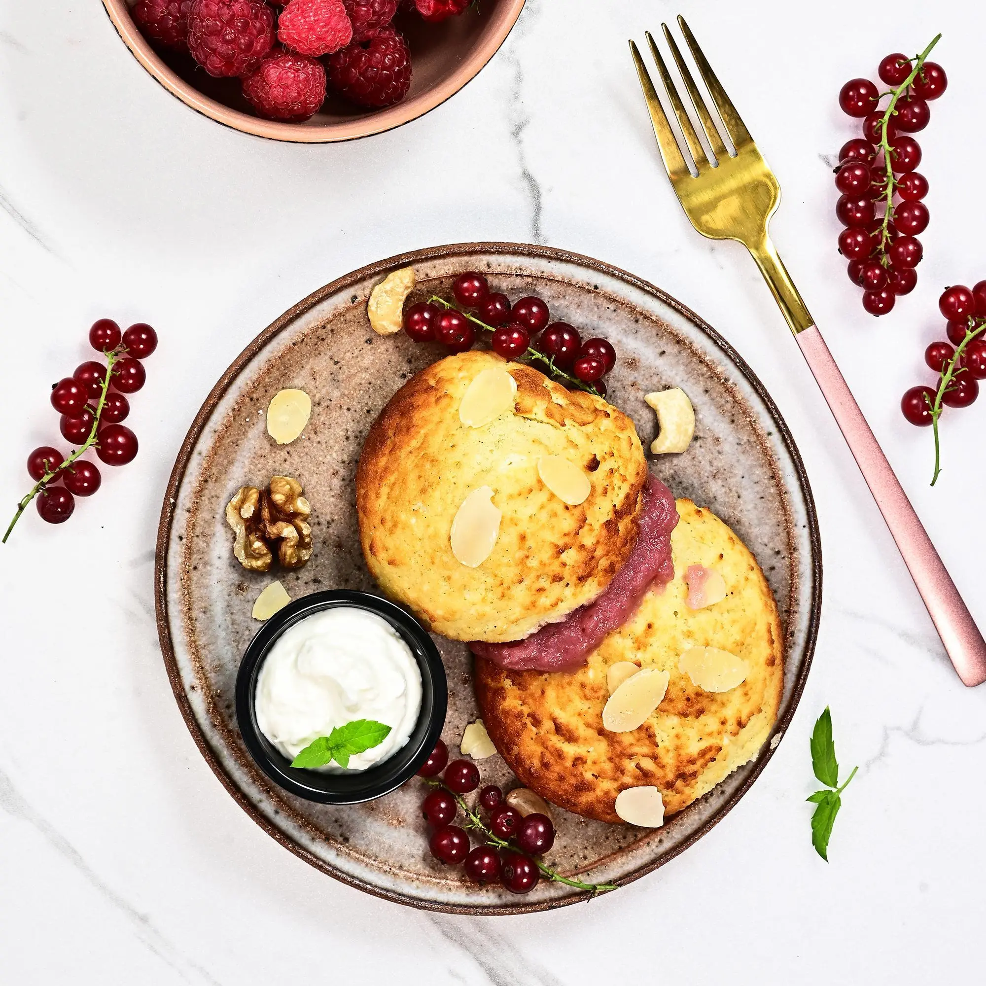 Pancakes z twarogiem kokosowym, musem truskawkowym i mixem orzechów