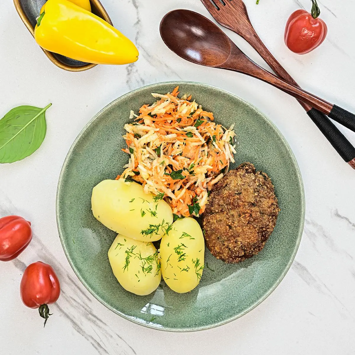 Kotlet mielony z ziemniakami i surówką wielowarzywną